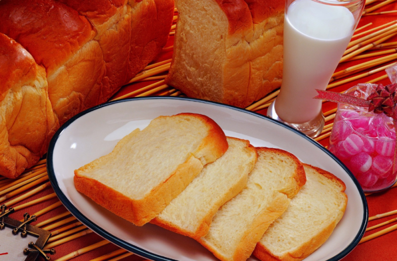 How many calories are there in white bread, the content of vitamins and minerals, which type is more beneficial for the body