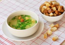 Caldo de galinha com biscoitos