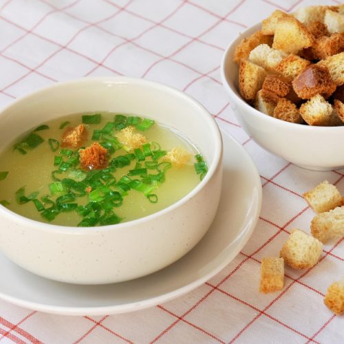 Bouillon de poulet aux craquelins