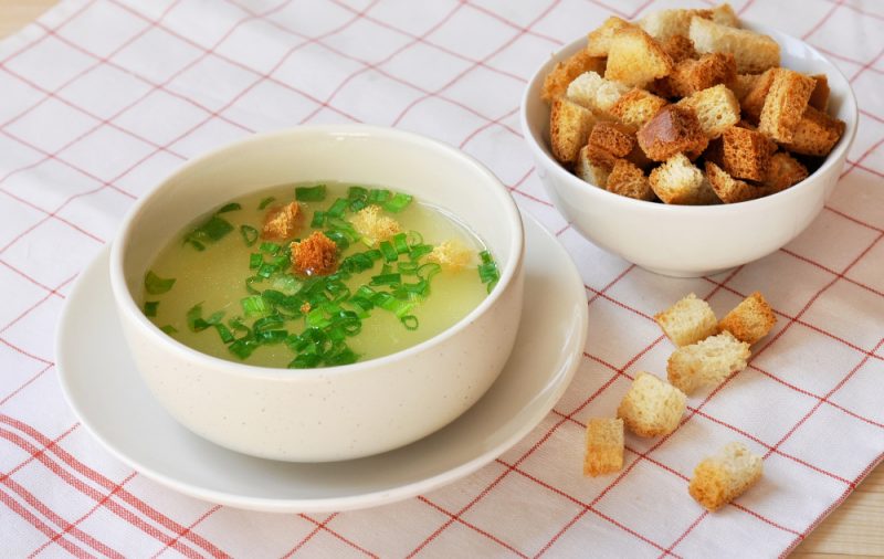 Bouillon de poulet aux craquelins