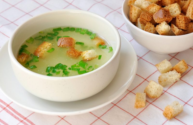 Bouillon de poulet aux craquelins