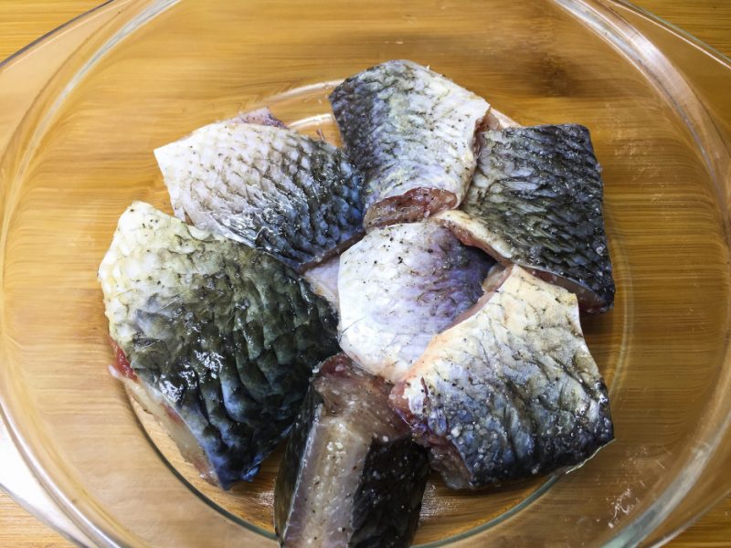 crucian panggang dengan krim masam dan keju