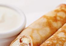 Crêpes au lait avec du fromage cottage et des raisins secs