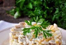 salade de poulet fumé et de champignons de maïs en conserve