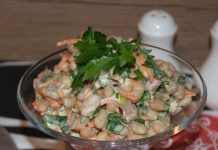 salad with chicken, mushrooms and beans