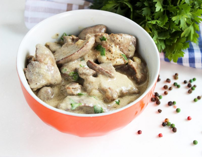 coeurs de poulet et foie à la crème sure