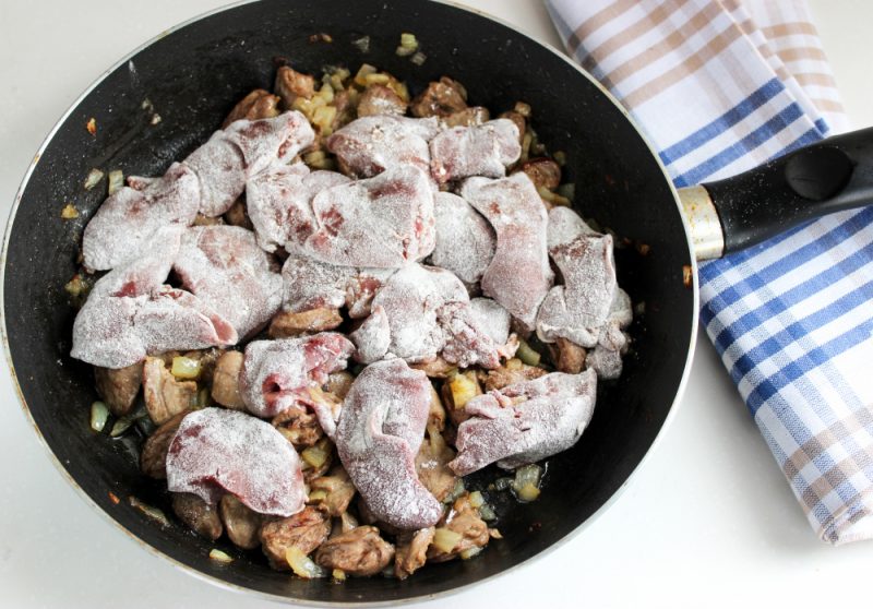 chicken hearts and liver in sour cream