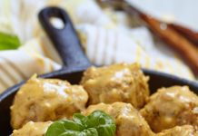 Boulettes de viande avec du riz dans une casserole - une recette rapide