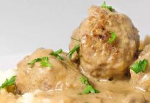 Oven meatballs sa sarsa ng kulay-gatas