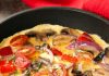 frittata con funghi, pomodori e formaggio