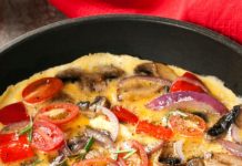 omelet dengan cendawan, tomato dan keju