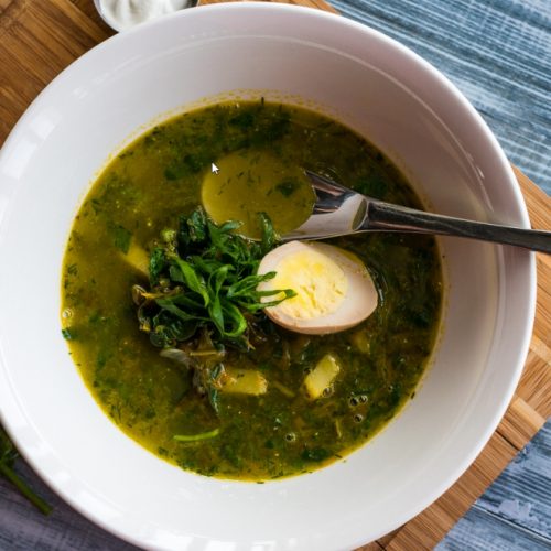 sopa com espinafre, ovo e macarrão